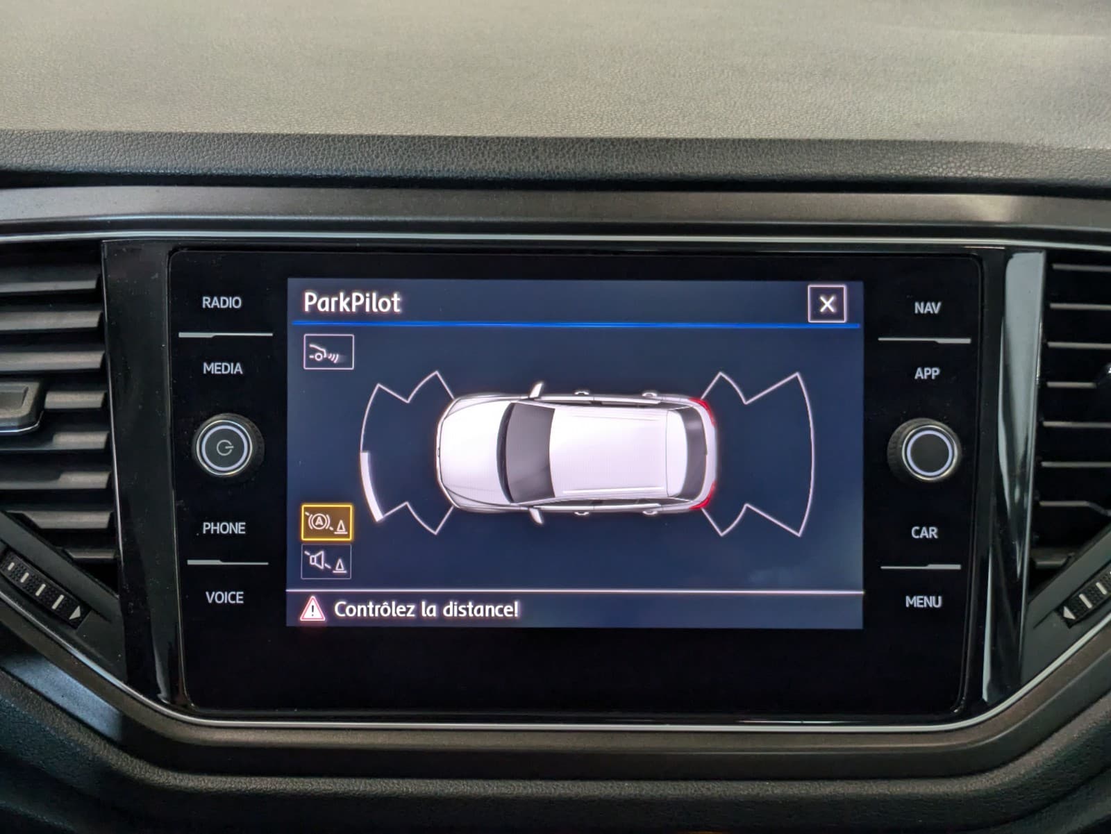 VOLKSWAGEN T-ROC 1.6 TDI 115cv Lounge / Attelage / GPS / Camera — photo 11