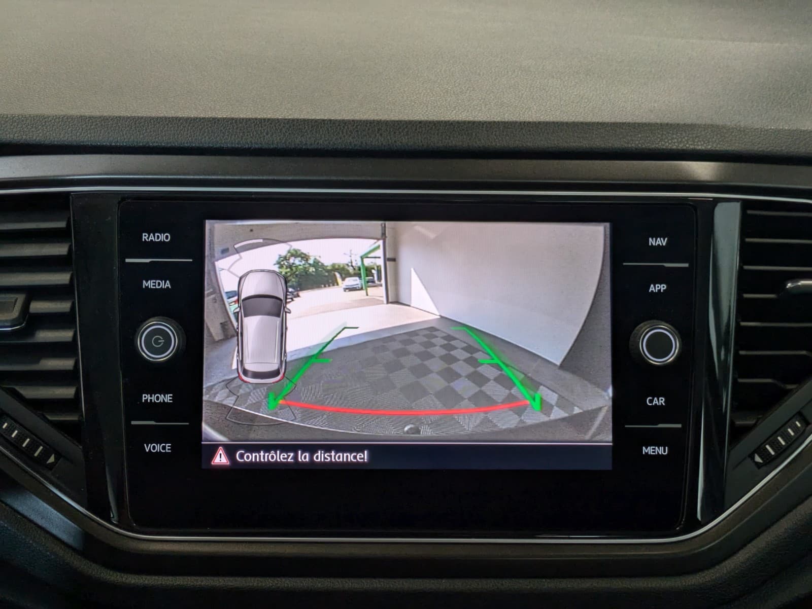 VOLKSWAGEN T-ROC 1.6 TDI 115cv Lounge / Attelage / GPS / Camera — photo 8
