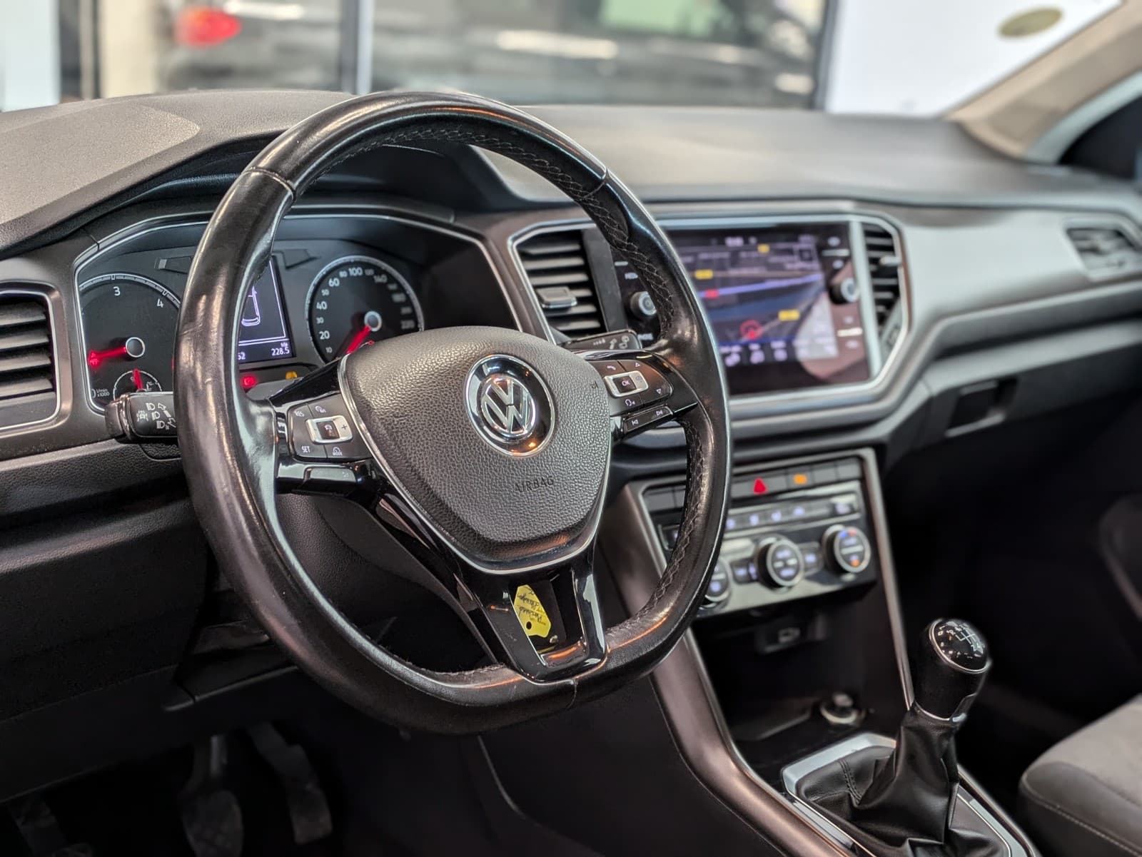 VOLKSWAGEN T-ROC 1.6 TDI 115cv Lounge / Attelage / GPS / Camera — photo 6