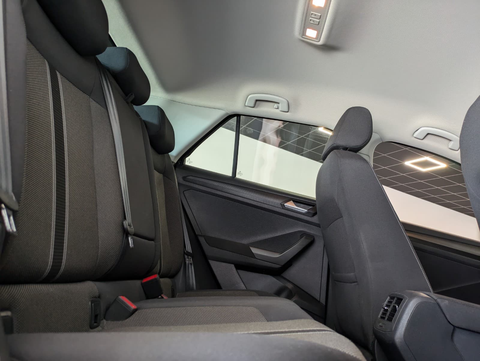 VOLKSWAGEN T-ROC 1.6 TDI 115cv Lounge / Attelage / GPS / Camera — photo 3