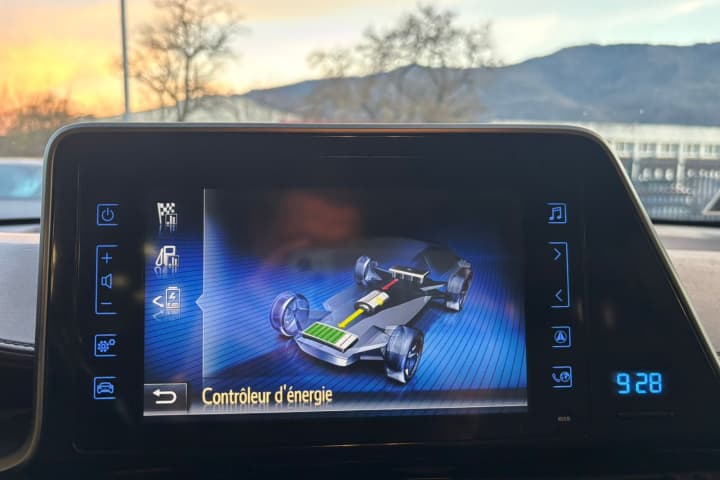 TOYOTA C-HR 122h Graphic — photo 7