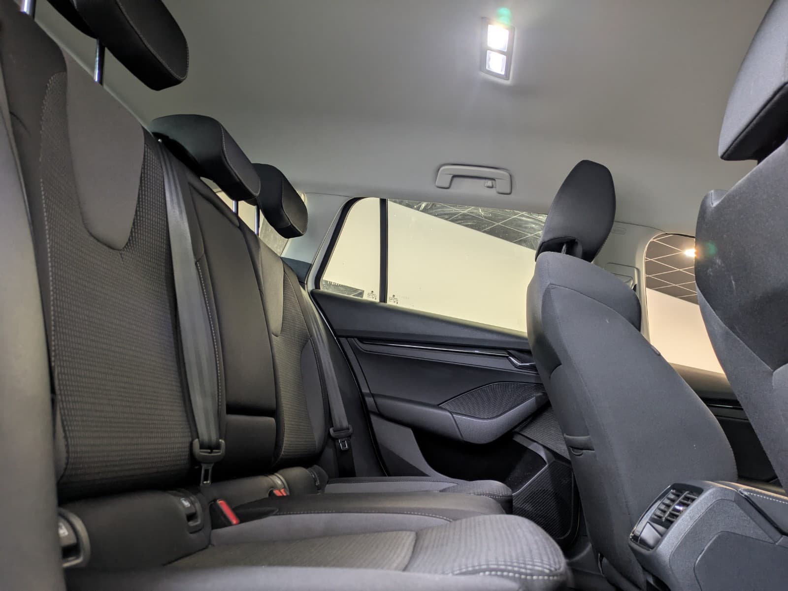 SKODA OCTAVIA 2.0 TDI 116cv DSG7 Ambition / GPS / CarPlay / Volant Chauffant / Camera — photo 4