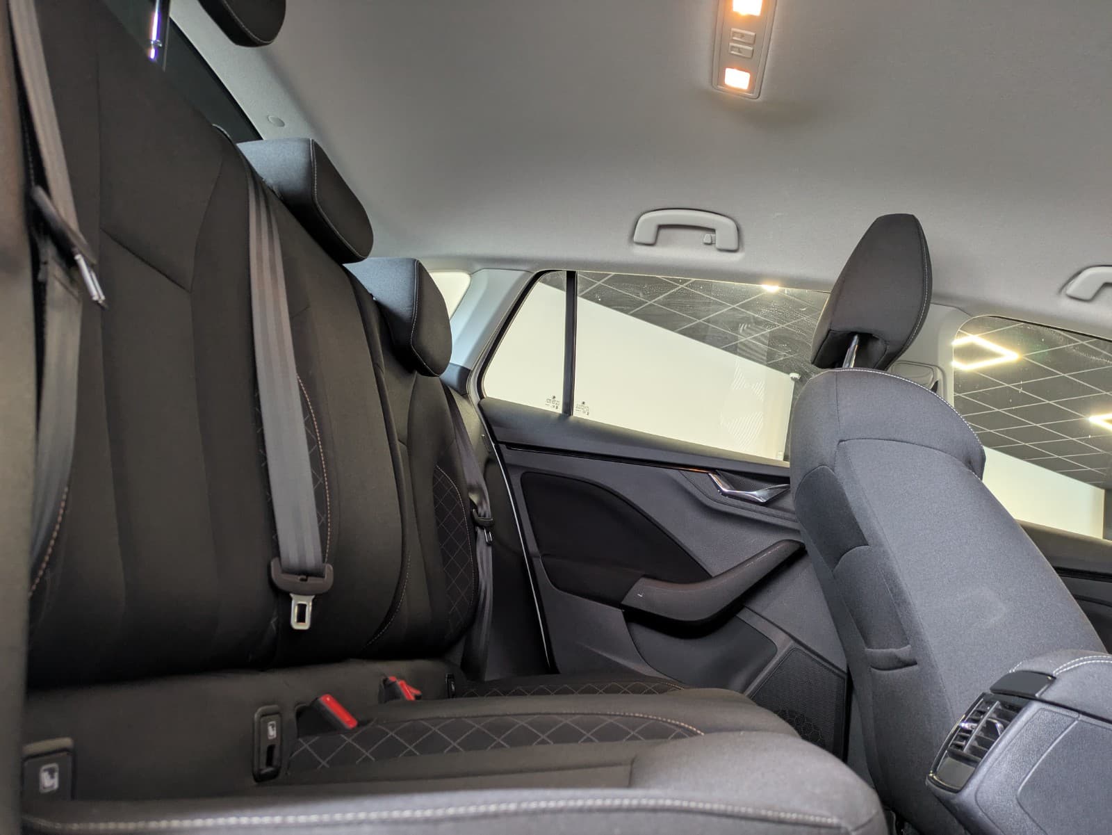 SKODA SCALA 1.6 TDI 116 ch DSG7 Business / Carplay / Aide au stationnement / GPS — photo 4