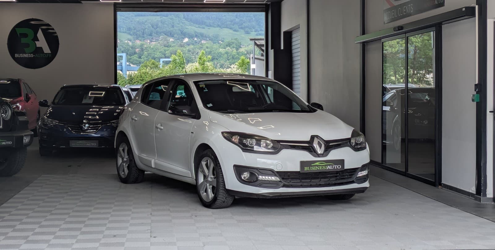 RENAULT MEGANE TCE 130cv Energy eco2 Limited / GPS / Bluetooth / Crit'air 1 — photo 2