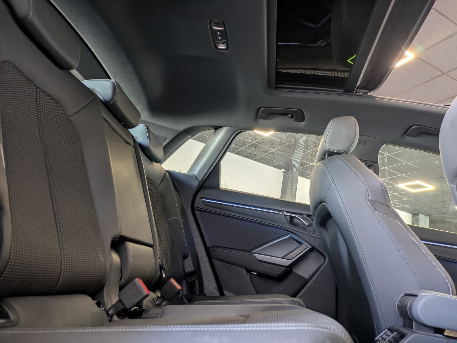 AUDI Q3 40 TFSI 190cv S tronic 7 Quattro S line / Toit Ouvrant / GPS / CarPlay / Caméra de recul / Drive Select — photo 4