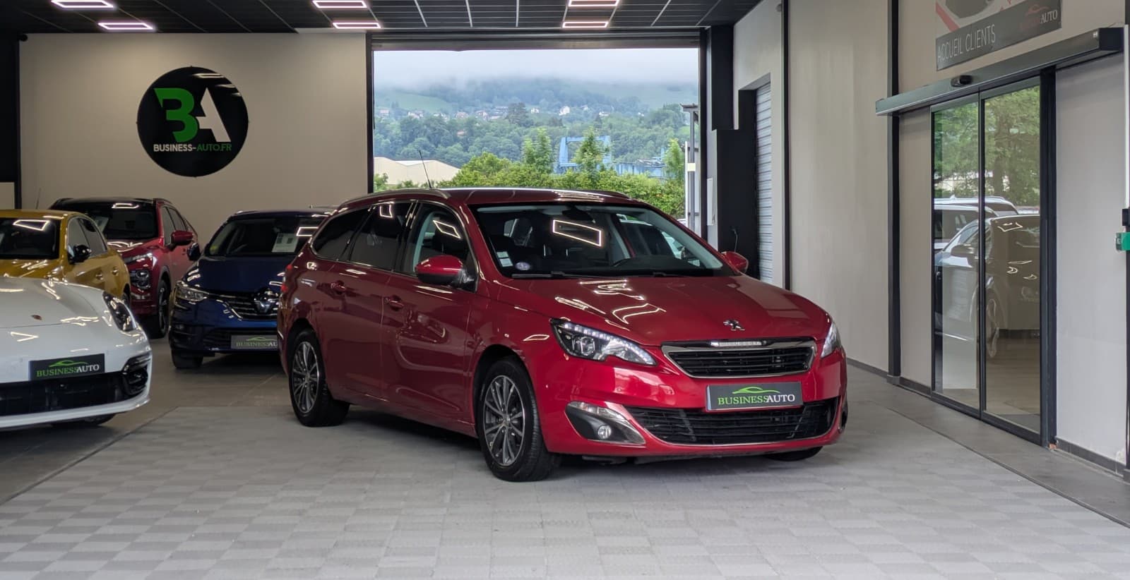 PEUGEOT 308 1.2i 130cv S&S BVM6 Allure / GPS / Caméra de recul / Bluetooth — photo 2