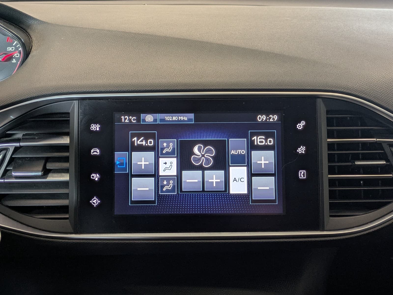 PEUGEOT 308 1.2i 130cv S&S BVM6 Allure / GPS / Caméra de recul / Bluetooth — photo 12