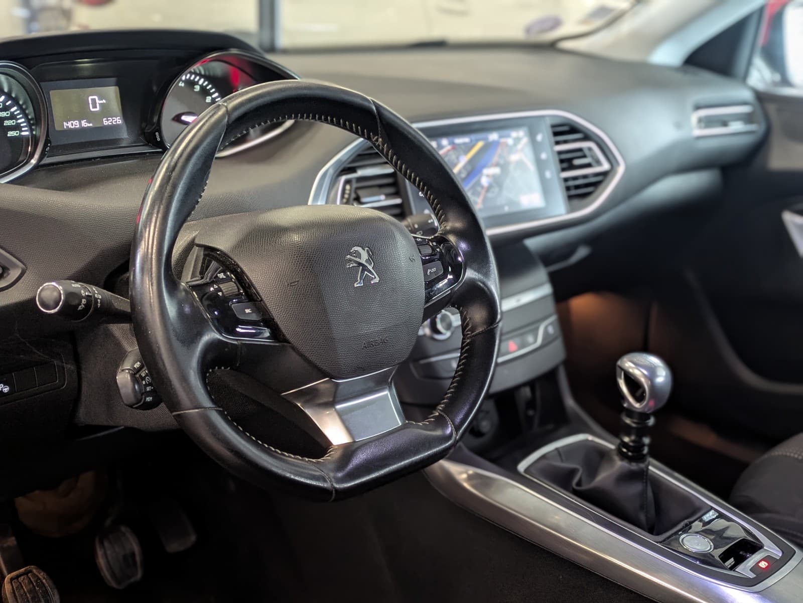 PEUGEOT 308 1.2i 130cv S&S BVM6 Allure / GPS / Caméra de recul / Bluetooth — photo 7