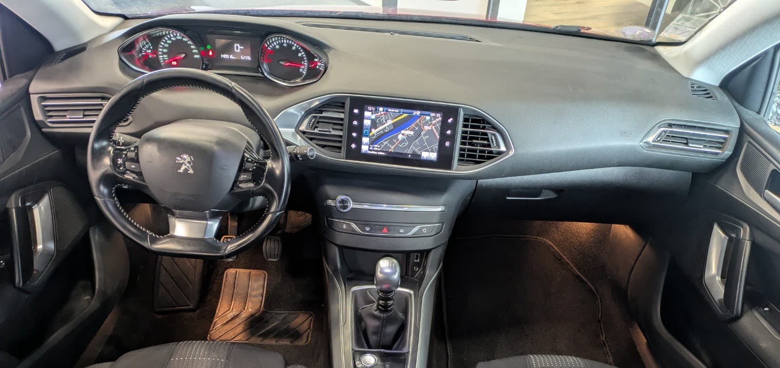 PEUGEOT 308 1.2i 130cv S&S BVM6 Allure / GPS / Caméra de recul / Bluetooth — photo 3