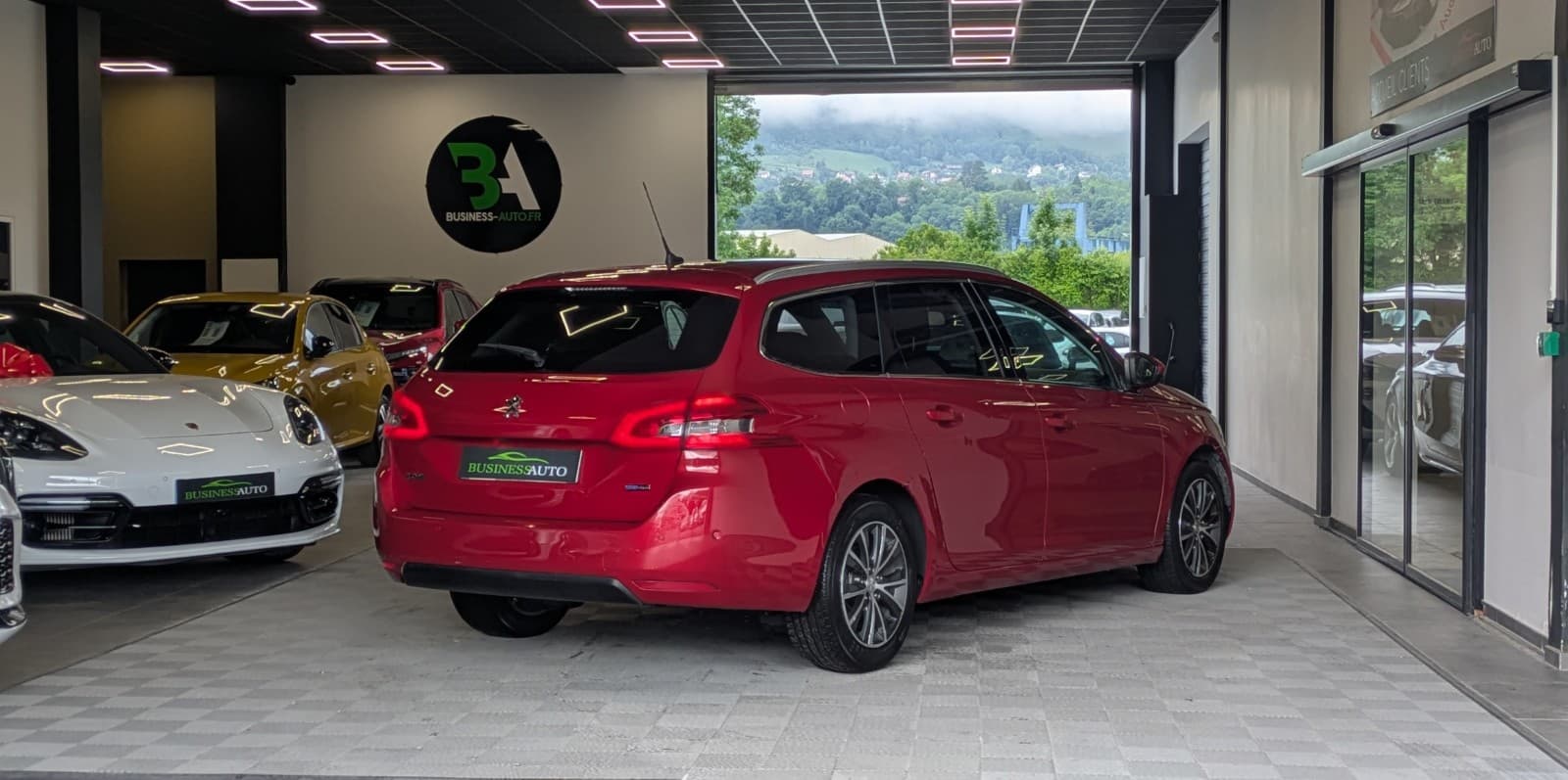 PEUGEOT 308 1.2i 130cv S&S BVM6 Allure / GPS / Caméra de recul / Bluetooth — photo 9