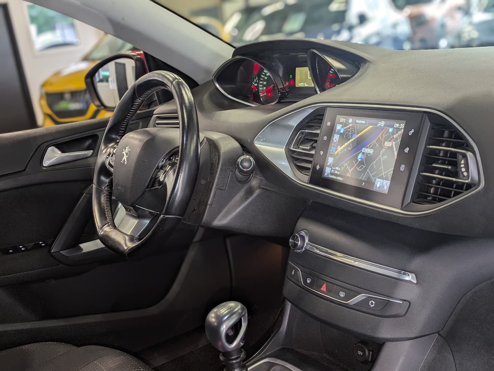 PEUGEOT 308 1.2i 130cv S&S BVM6 Allure / GPS / Caméra de recul / Bluetooth — photo 6