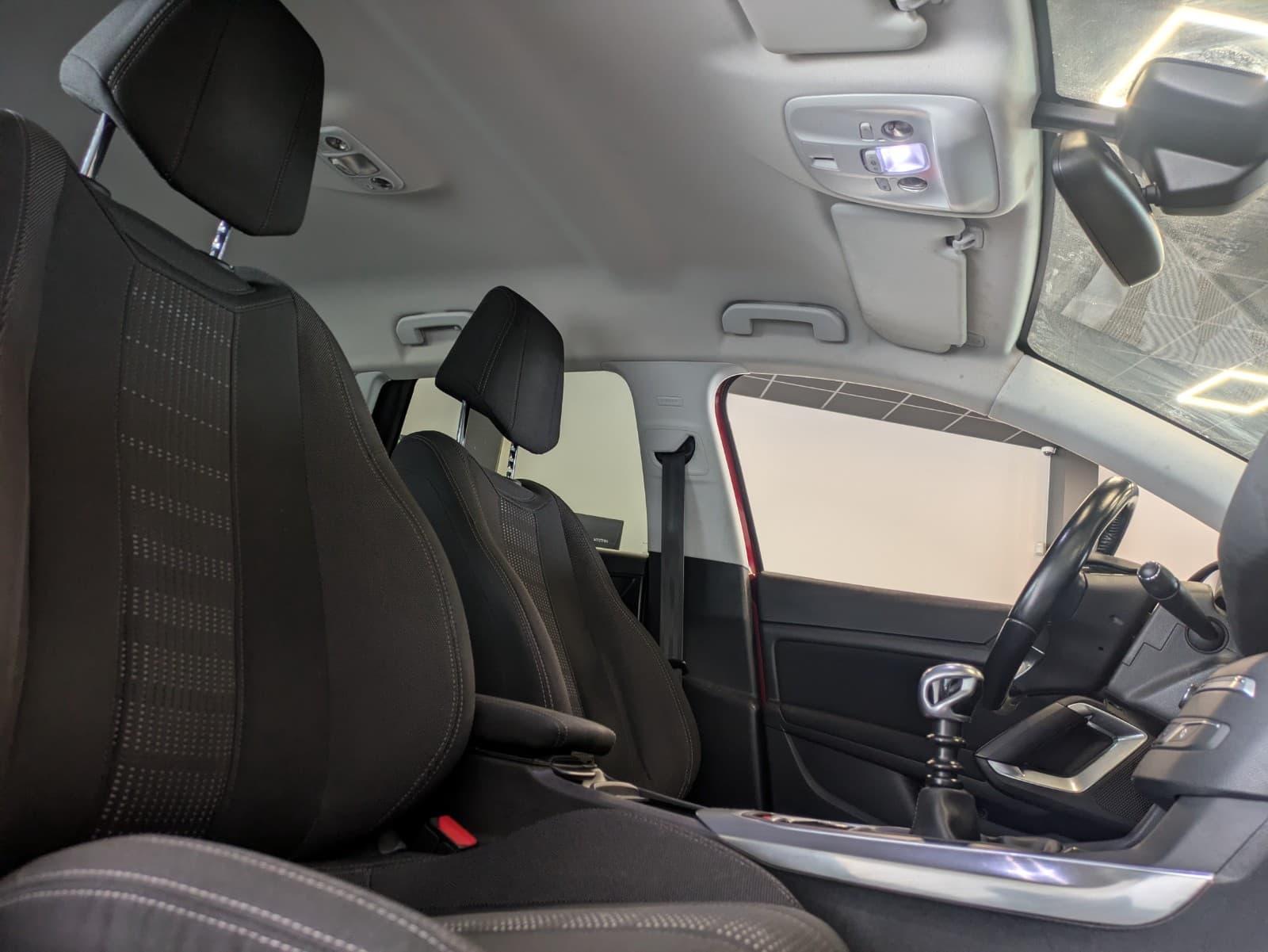 PEUGEOT 308 1.2i 130cv S&S BVM6 Allure / GPS / Caméra de recul / Bluetooth — photo 5