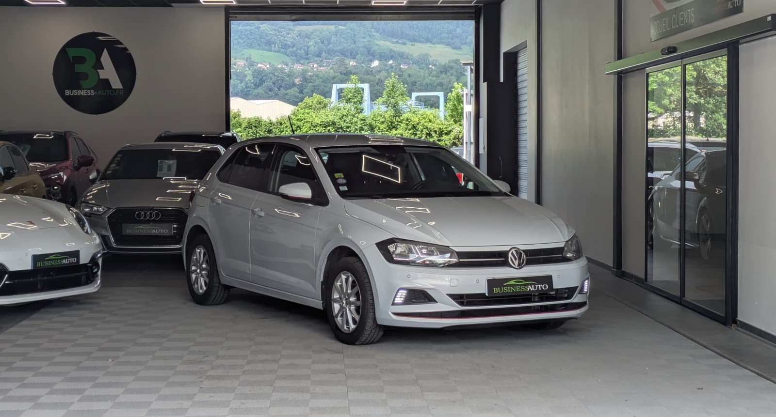 VOLKSWAGEN POLO TSI 95cv Confortline / GPS / Bluetooth / Crit'Air 1 — photo 2