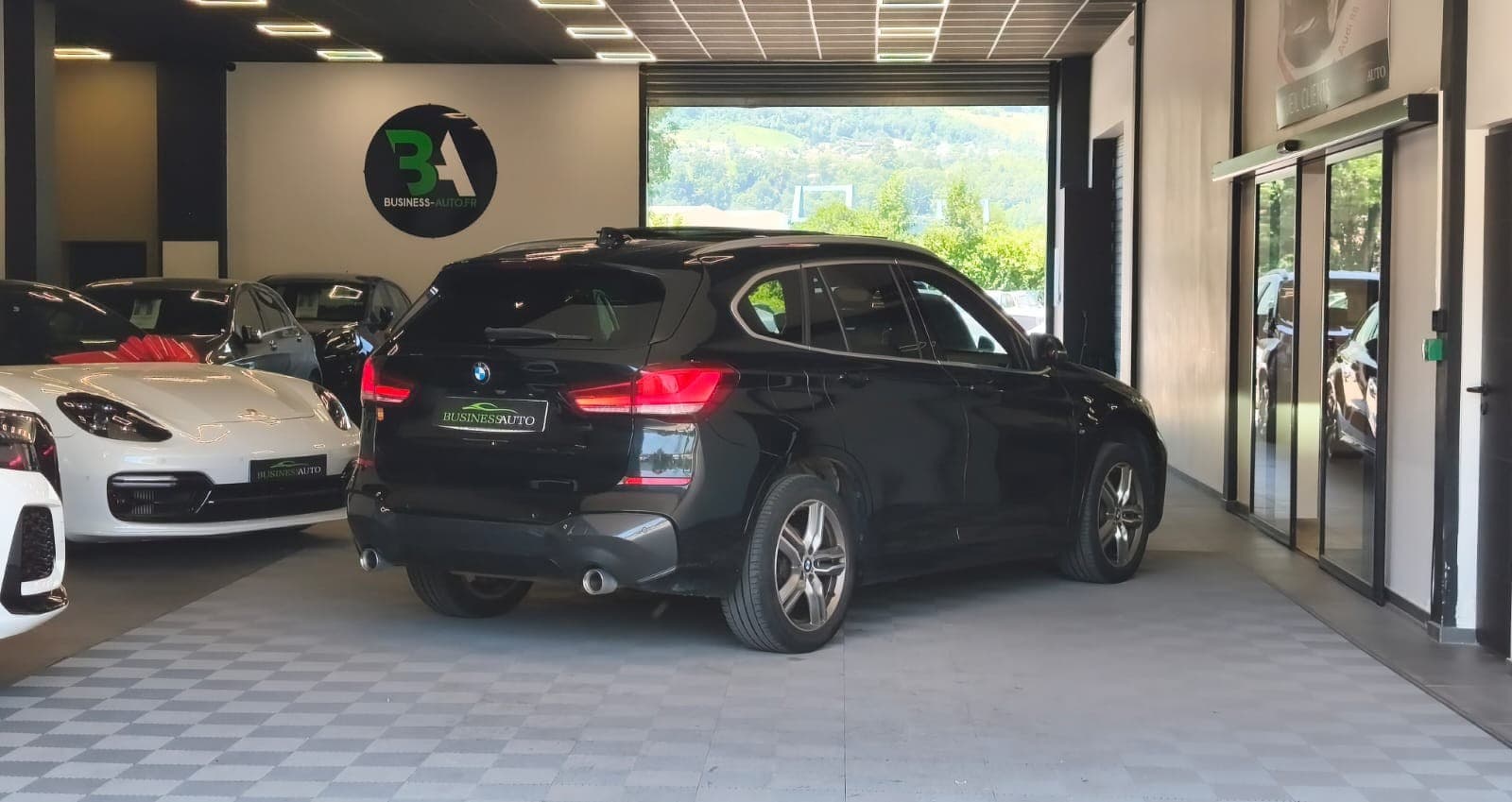 BMW X1 F48 LCI xDrive 18d 150cv BVA8 M Sport / Toit Ouvrant / CarPlay / Camera / Affichage Tete Haute — photo 10