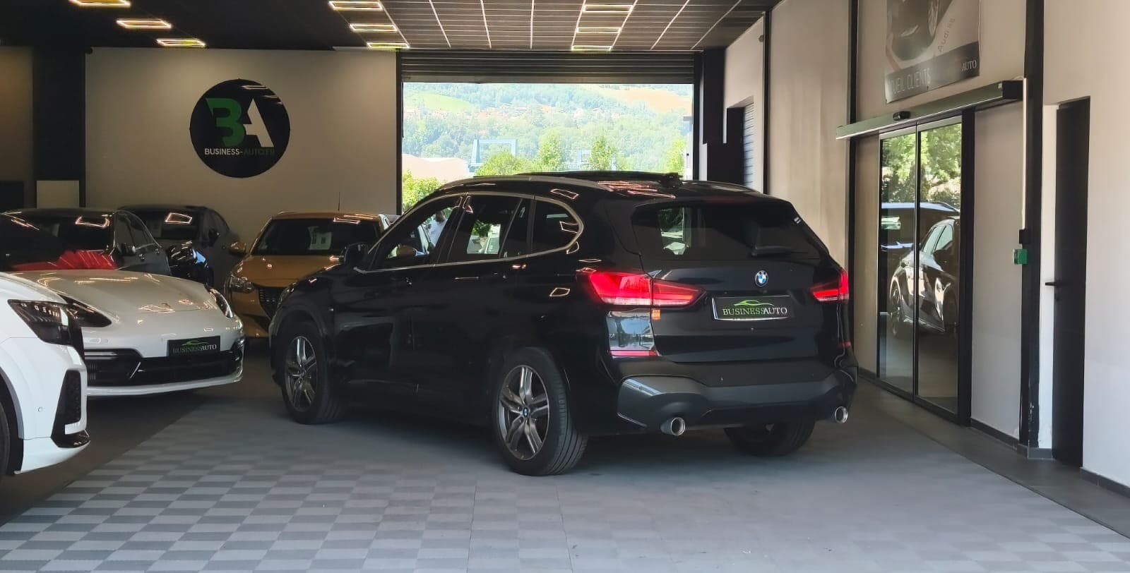 BMW X1 F48 LCI xDrive 18d 150cv BVA8 M Sport / Toit Ouvrant / CarPlay / Camera / Affichage Tete Haute — photo 9