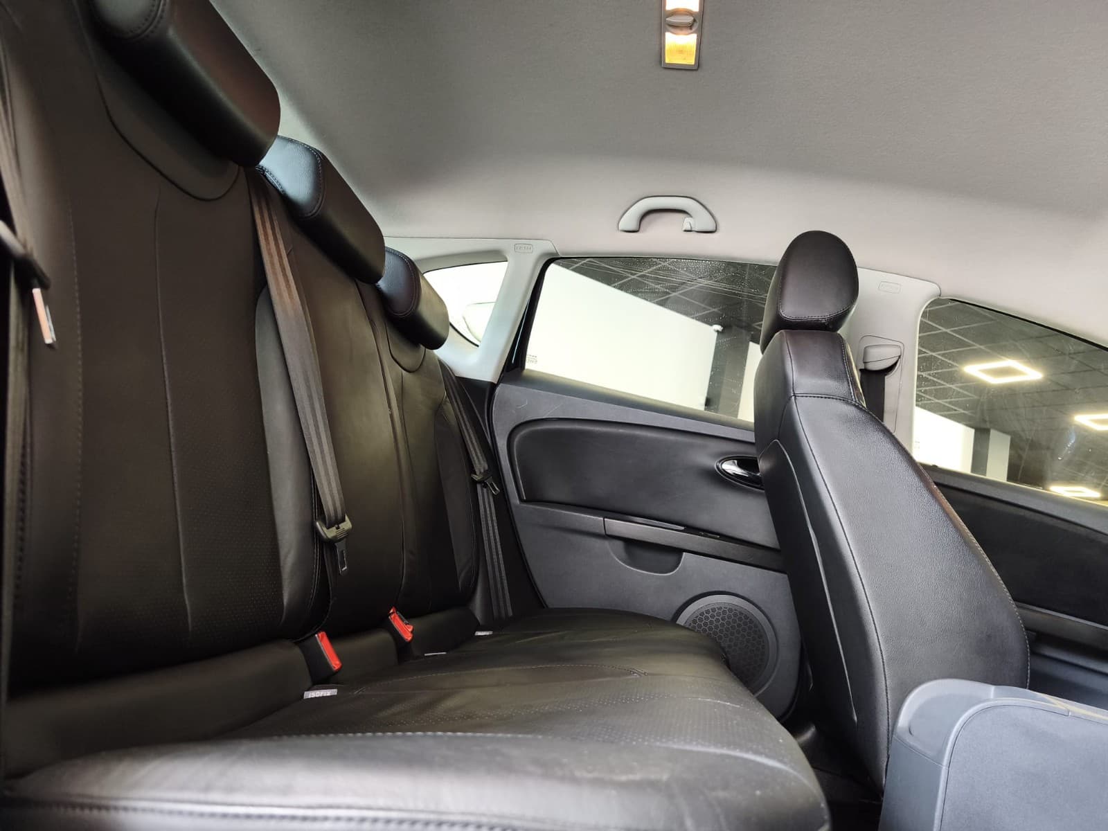 SEAT LEON 2.0 TDI 140cv Stylance DSG / Cuir / Sièges Chauffants — photo 4