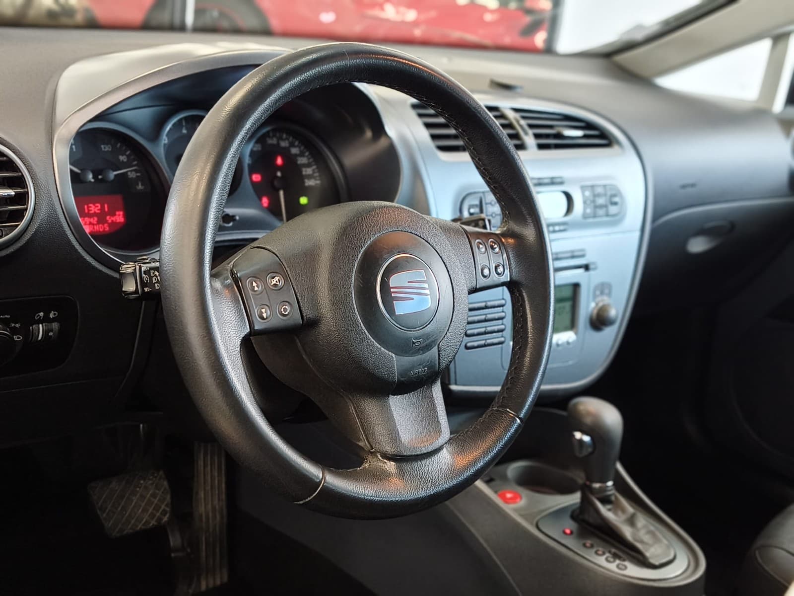 SEAT LEON 2.0 TDI 140cv Stylance DSG / Cuir / Sièges Chauffants — photo 6
