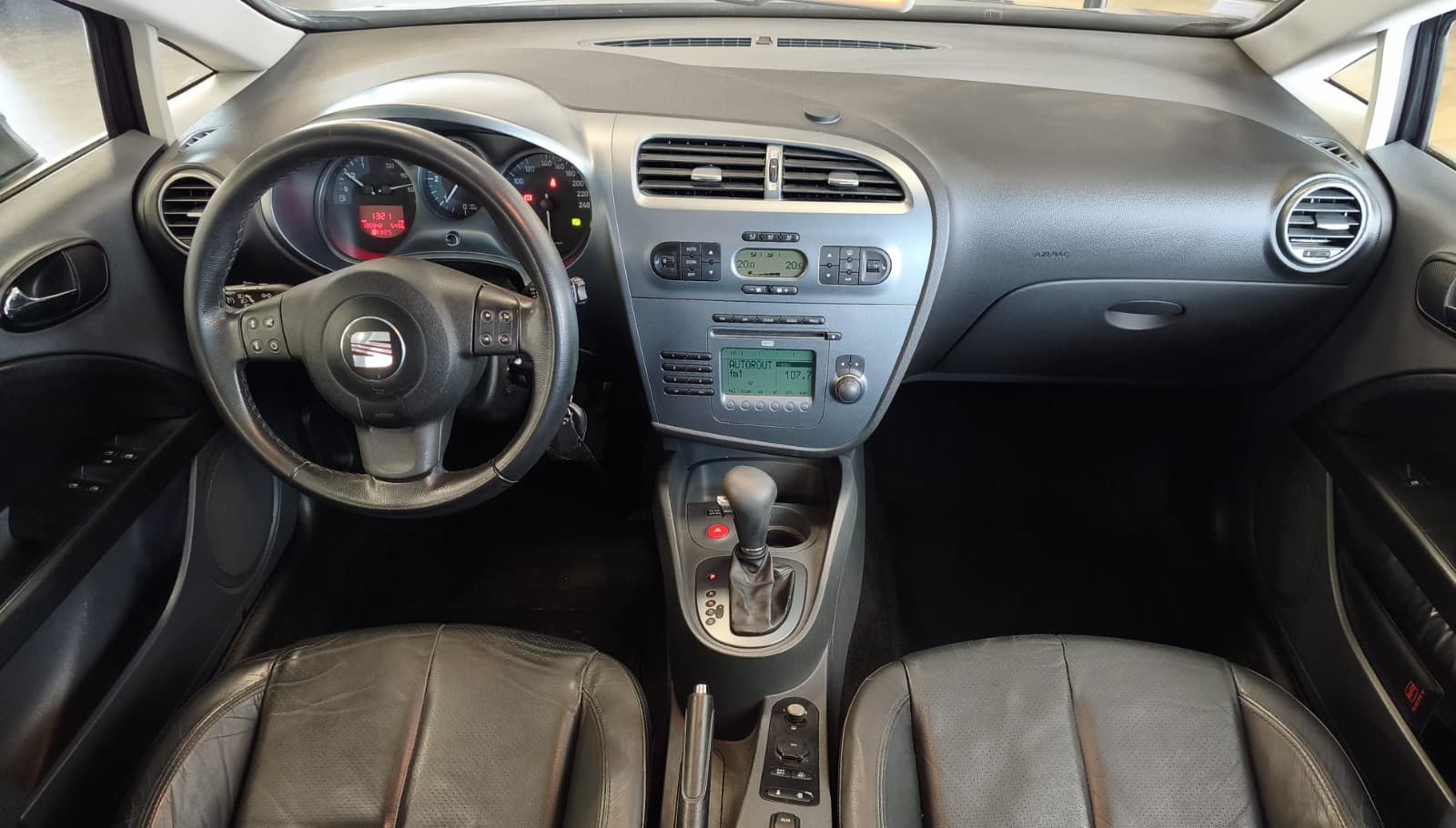 SEAT LEON 2.0 TDI 140cv Stylance DSG / Cuir / Sièges Chauffants — photo 3