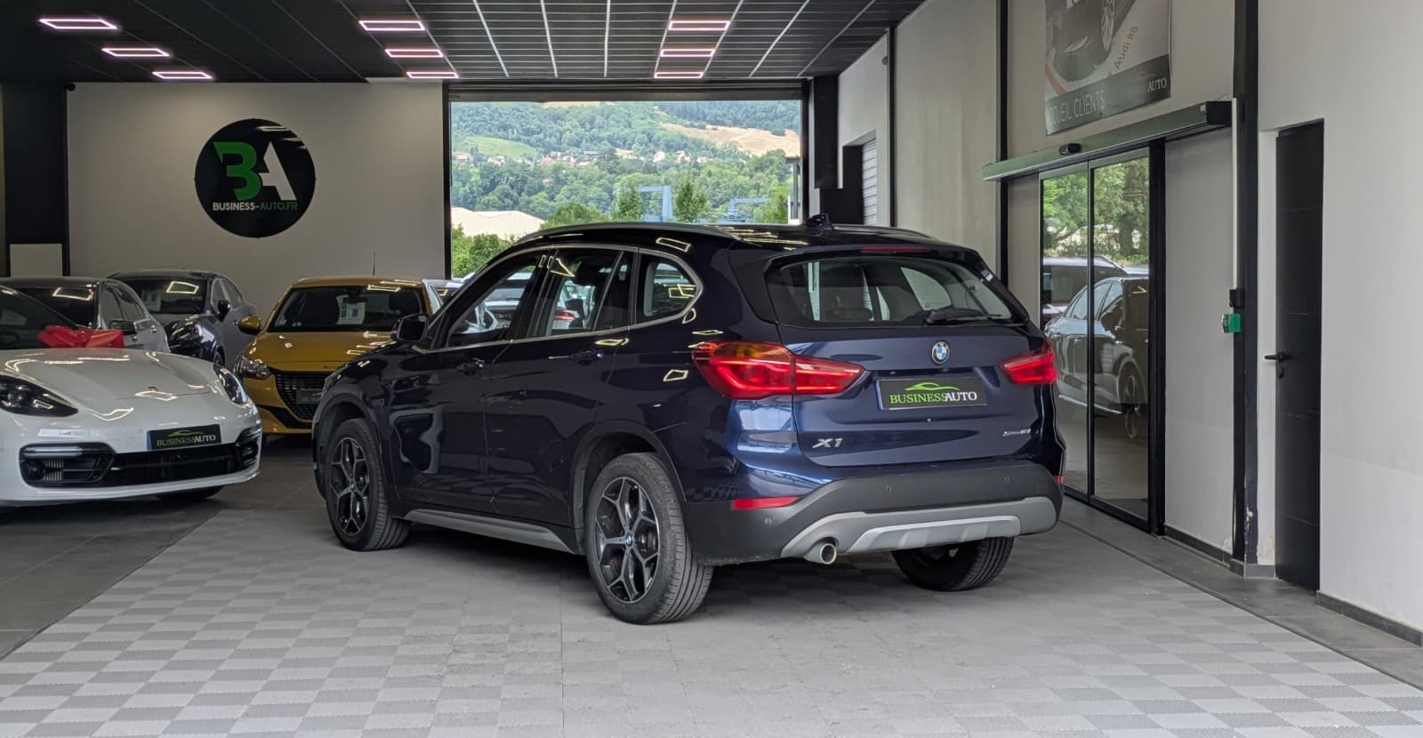 BMW X1 F48 LCI sDrive 18i 140cv xLine / Sièges Chauffants / GPS / Camera — photo 10