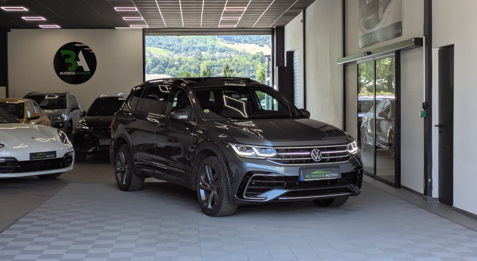 VOLKSWAGEN TIGUAN 2.0 TDI 150ch DSG7 R-Line / Toit Ouvrant / Camera 360 / CarPlay / Park Assist / 7 Places — photo 2
