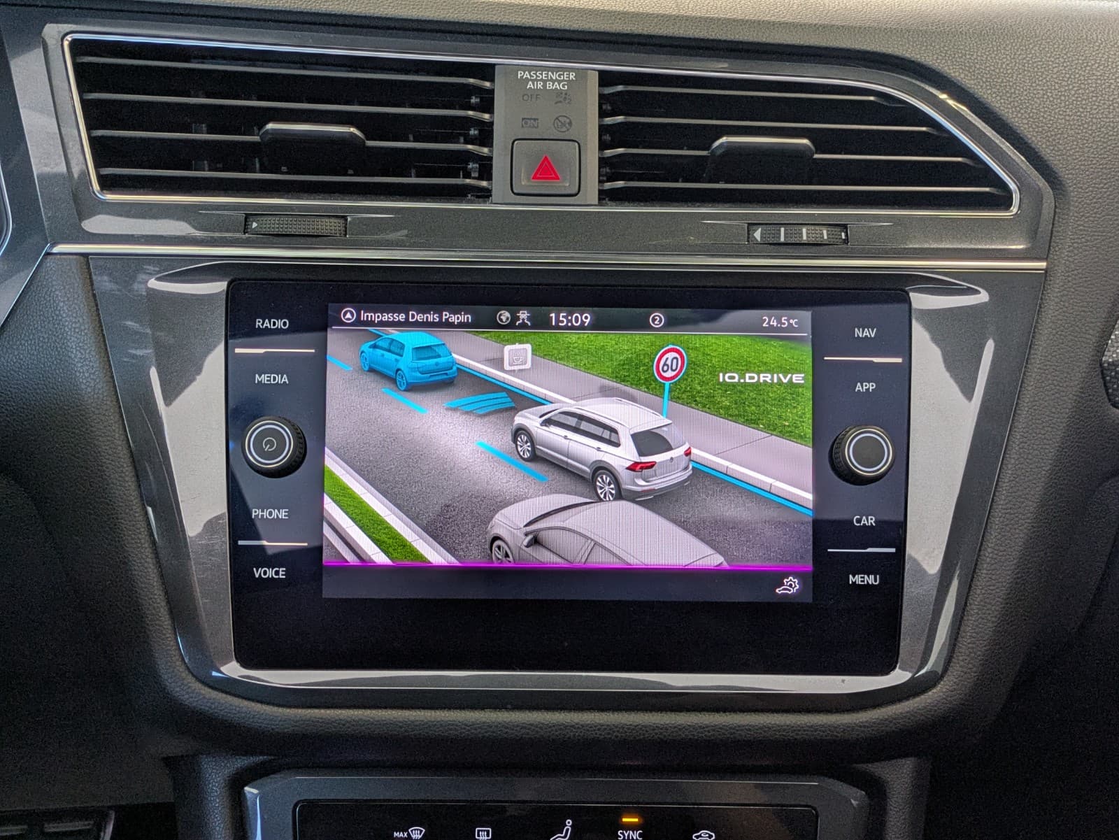 VOLKSWAGEN TIGUAN 2.0 TDI 150ch DSG7 R-Line / Toit Ouvrant / Camera 360 / CarPlay / Park Assist / 7 Places — photo 12