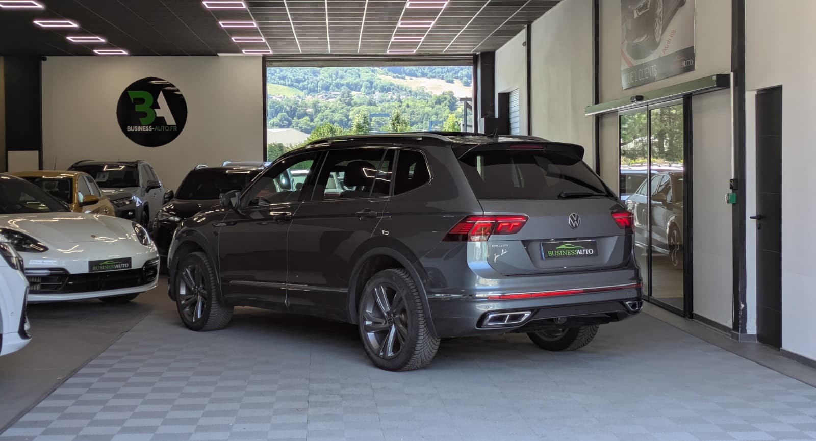 VOLKSWAGEN TIGUAN 2.0 TDI 150ch DSG7 R-Line / Toit Ouvrant / Camera 360 / CarPlay / Park Assist / 7 Places — photo 10