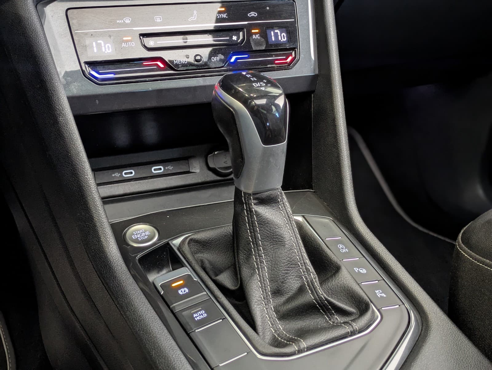 VOLKSWAGEN TIGUAN 2.0 TDI 150ch DSG7 R-Line / Toit Ouvrant / Camera 360 / CarPlay / Park Assist / 7 Places — photo 11
