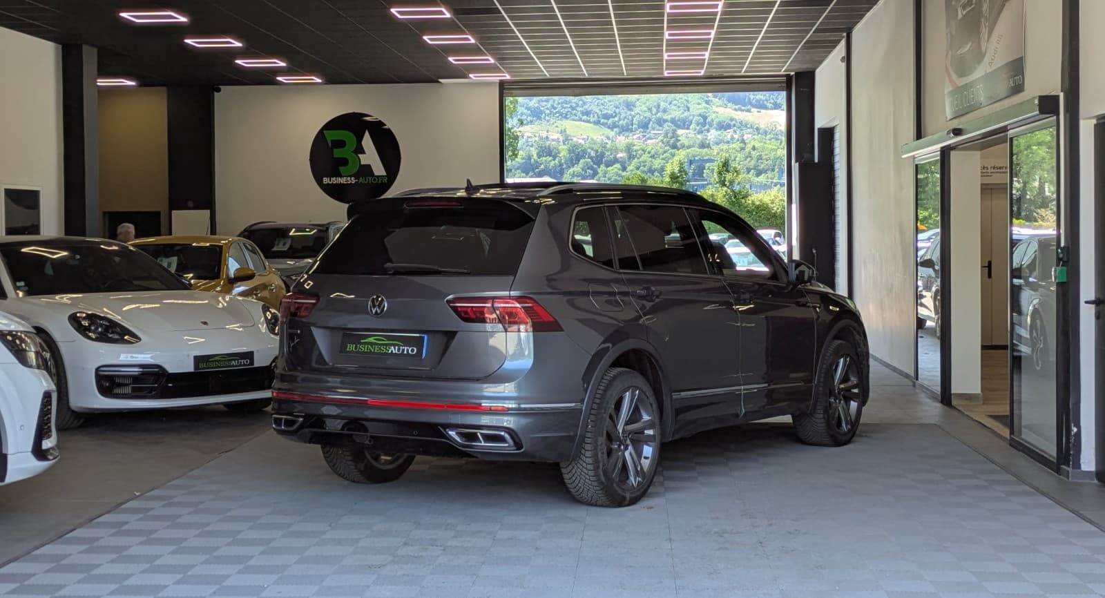 VOLKSWAGEN TIGUAN 2.0 TDI 150ch DSG7 R-Line / Toit Ouvrant / Camera 360 / CarPlay / Park Assist / 7 Places — photo 9