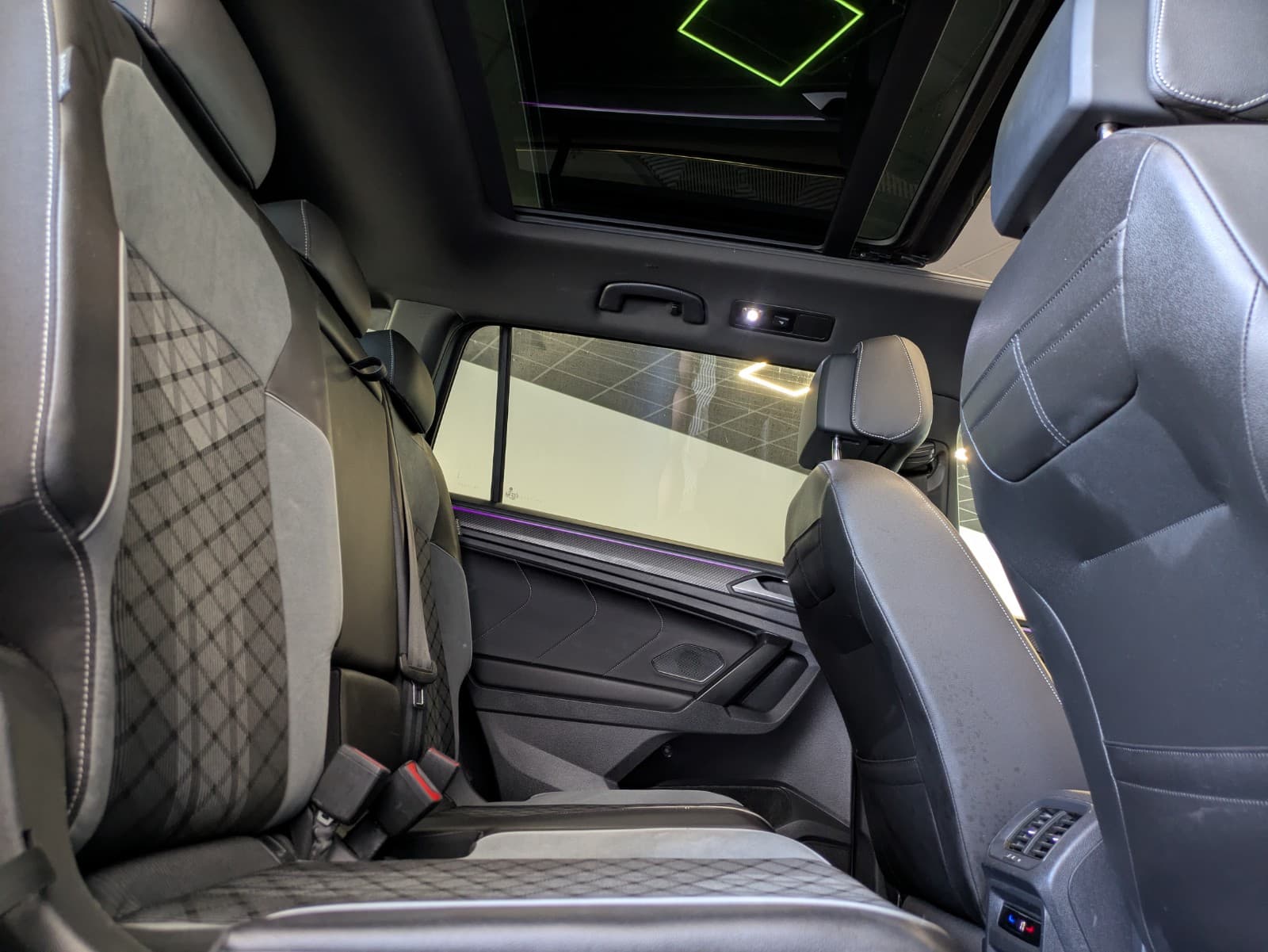 VOLKSWAGEN TIGUAN 2.0 TDI 150ch DSG7 R-Line / Toit Ouvrant / Camera 360 / CarPlay / Park Assist / 7 Places — photo 4