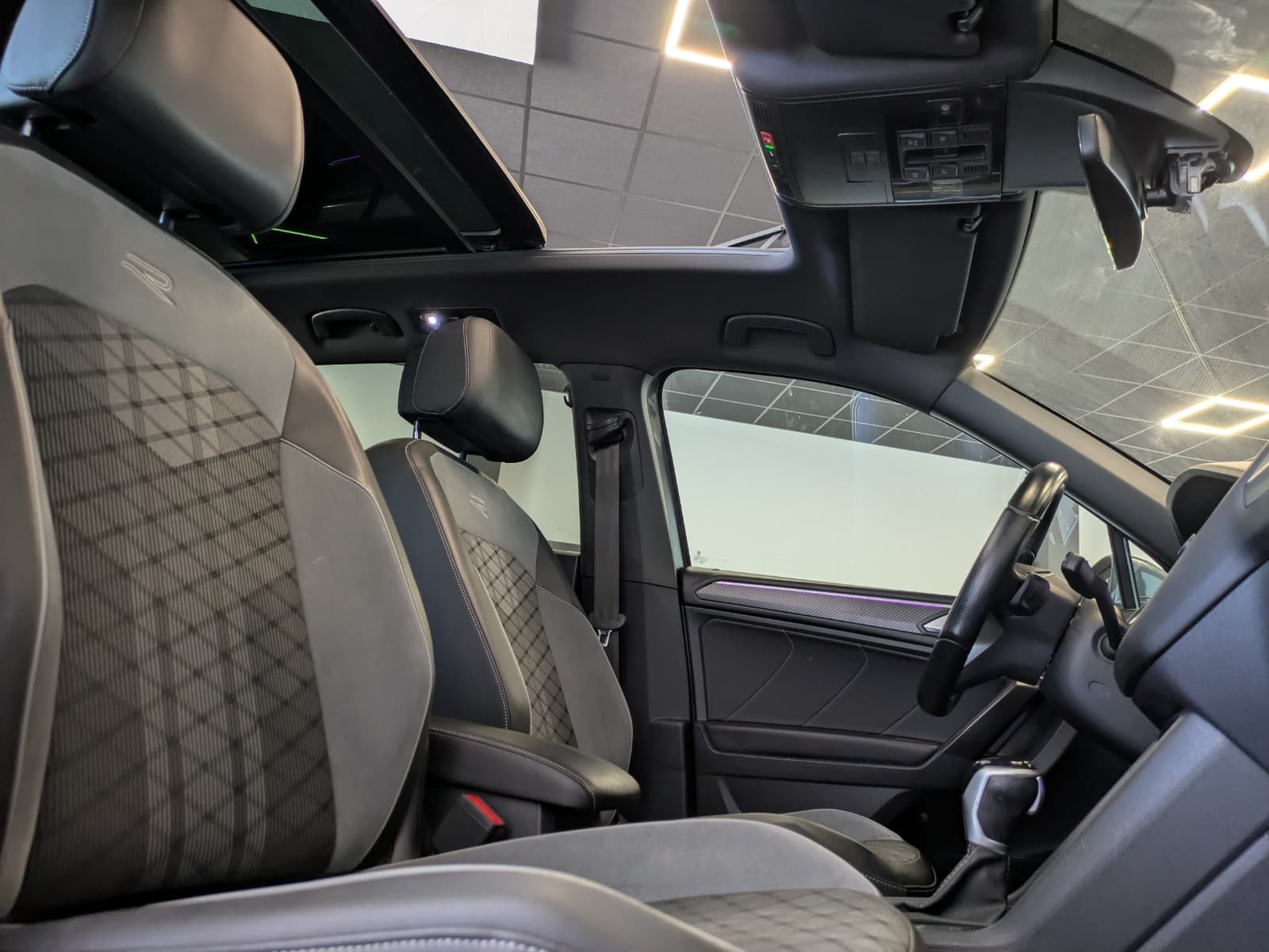 VOLKSWAGEN TIGUAN 2.0 TDI 150ch DSG7 R-Line / Toit Ouvrant / Camera 360 / CarPlay / Park Assist / 7 Places — photo 6