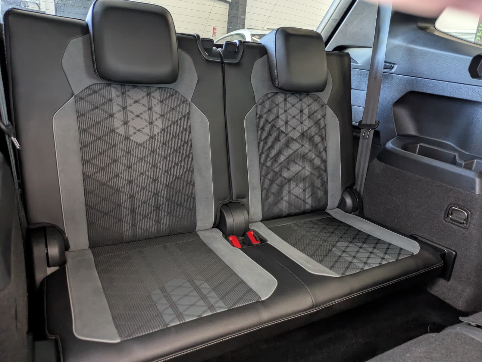 VOLKSWAGEN TIGUAN 2.0 TDI 150ch DSG7 R-Line / Toit Ouvrant / Camera 360 / CarPlay / Park Assist / 7 Places — photo 5