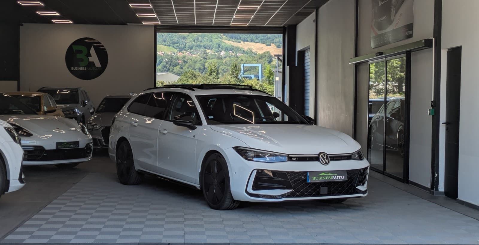 VOLKSWAGEN PASSAT 2.0 TDI 150cv DSG7 R-Line / Toit Ouvrant / Harman Kardon / Camera 360 / CarPlay — photo 2