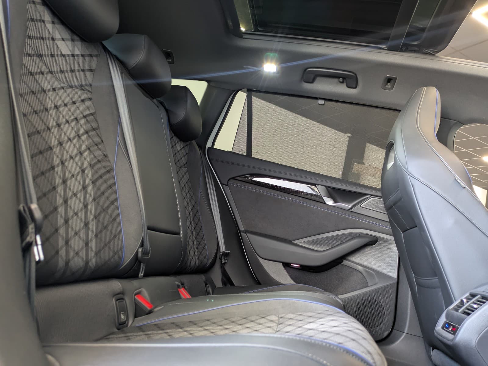 VOLKSWAGEN PASSAT 2.0 TDI 150cv DSG7 R-Line / Toit Ouvrant / Harman Kardon / Camera 360 / CarPlay — photo 4