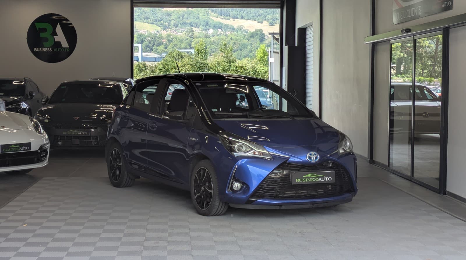 TOYOTA YARIS 100h Collection / GPS / Clim Auto / Camera — photo 2