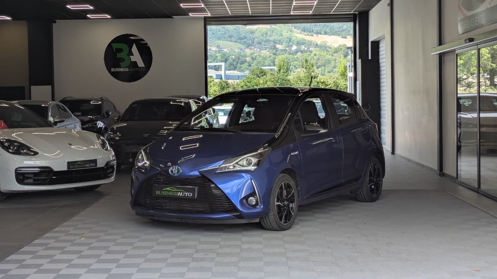 TOYOTA YARIS 100h Collection / GPS / Clim Auto / Camera — photo 1