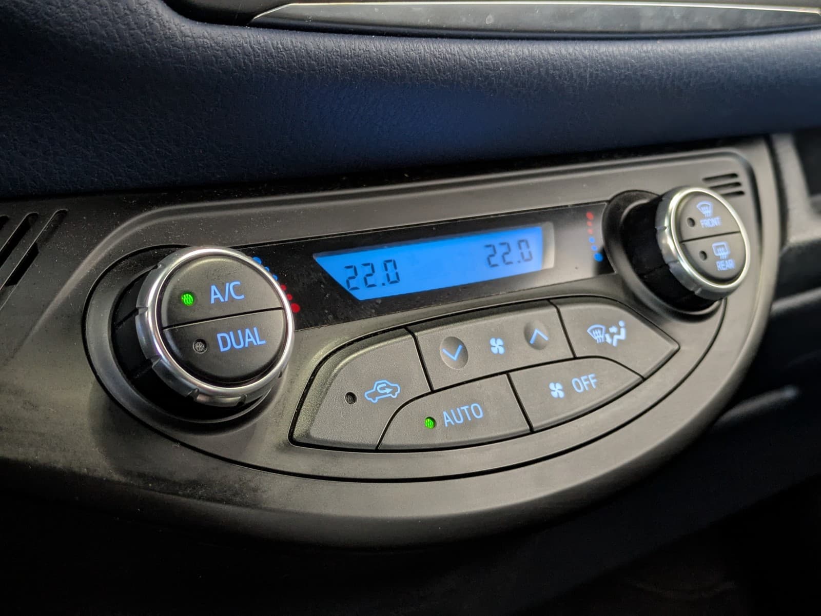 TOYOTA YARIS 100h Collection / GPS / Clim Auto / Camera — photo 11