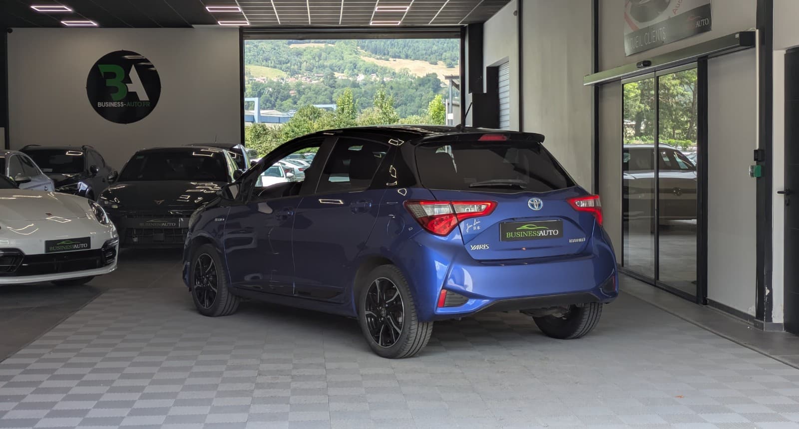 TOYOTA YARIS 100h Collection / GPS / Clim Auto / Camera — photo 10