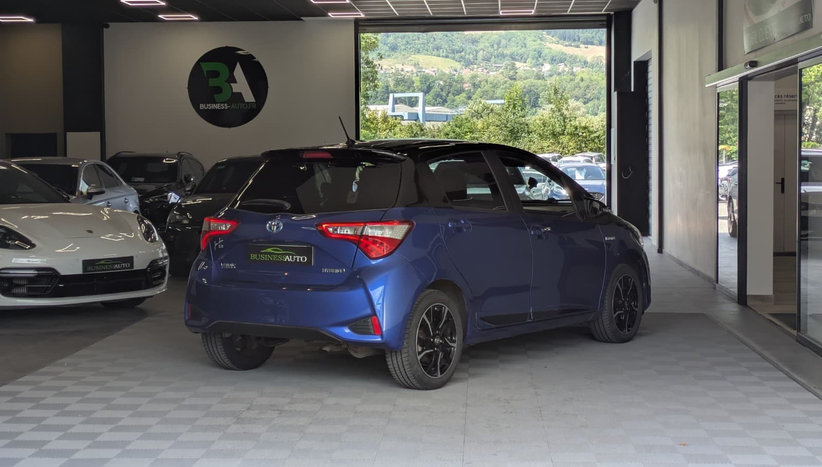 TOYOTA YARIS 100h Collection / GPS / Clim Auto / Camera — photo 9