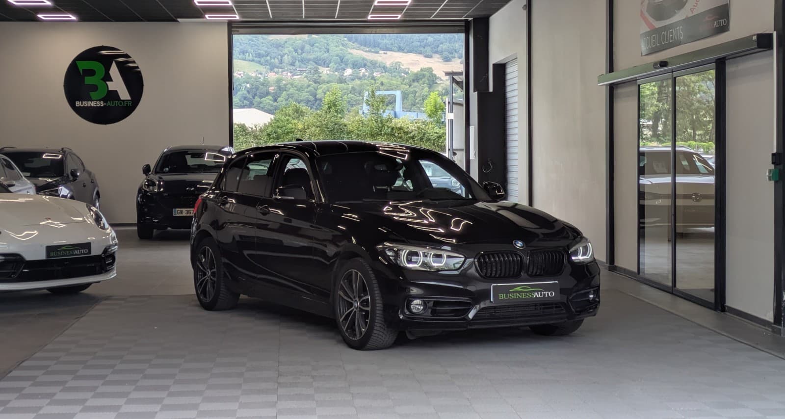 BMW SERIE 1 118i 136cv Urban Chic / Grand GPS / Cuir / Radar AV AR / Crit'Air 1 — photo 2