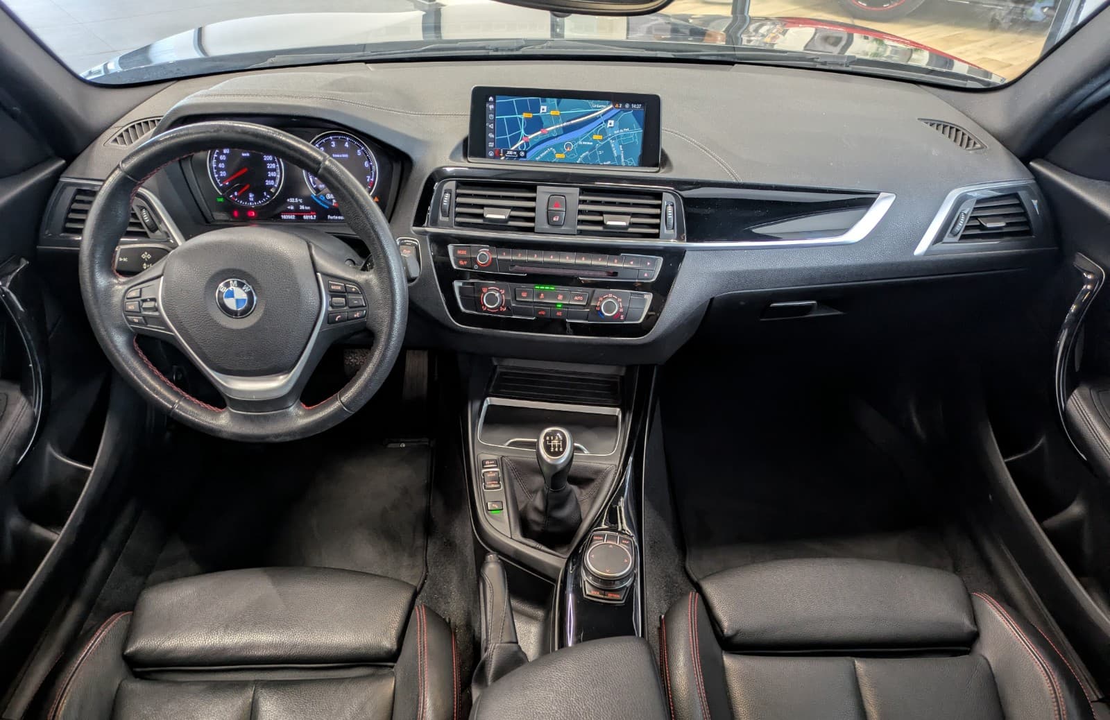 BMW SERIE 1 118i 136cv Urban Chic / Grand GPS / Cuir / Radar AV AR / Crit'Air 1 — photo 3