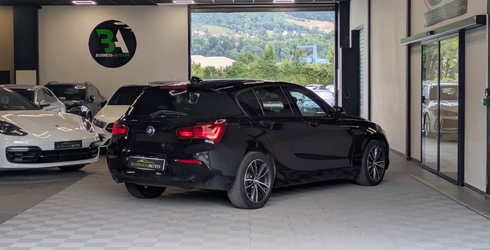 BMW SERIE 1 118i 136cv Urban Chic / Grand GPS / Cuir / Radar AV AR / Crit'Air 1 — photo 9