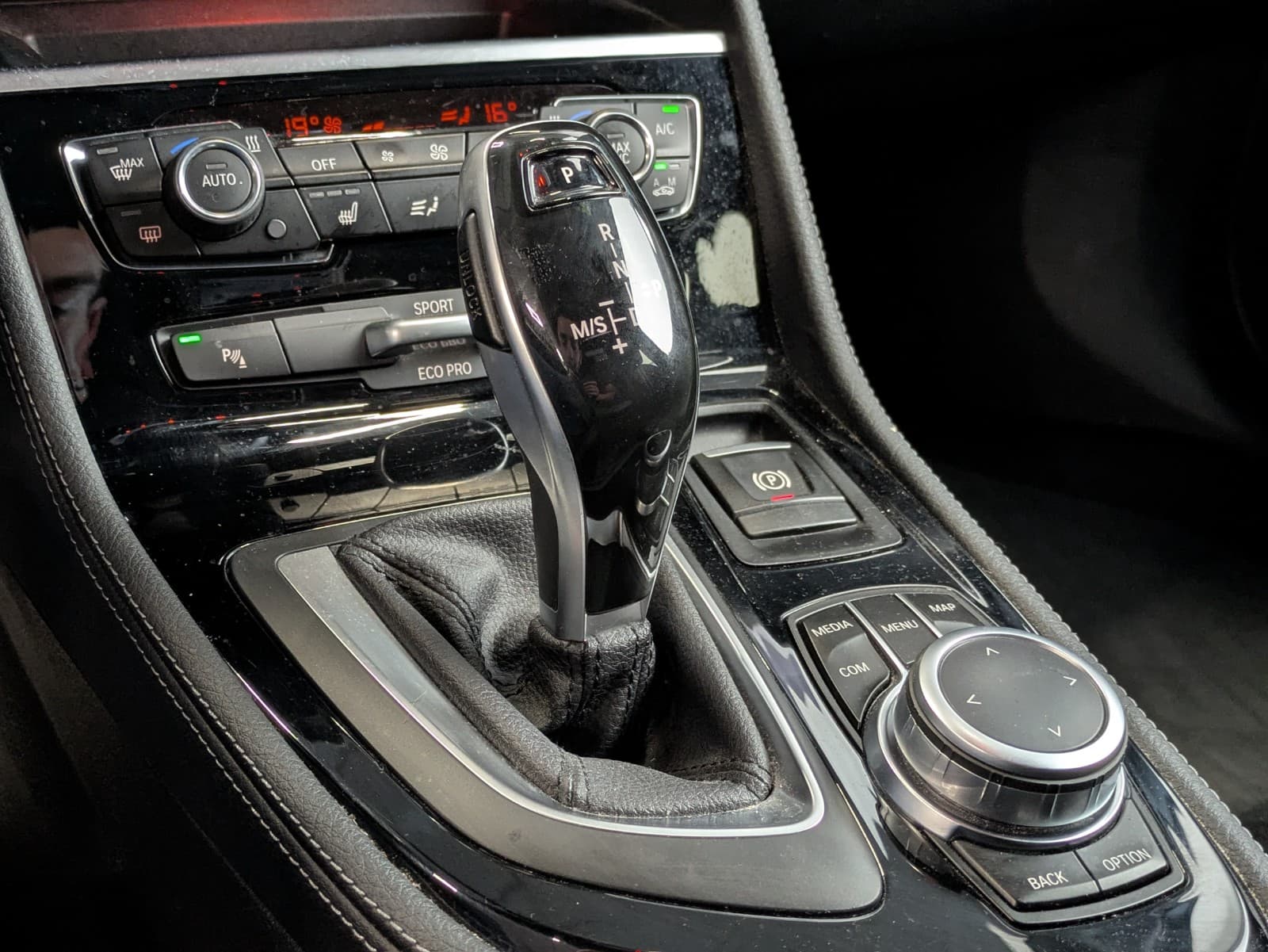 BMW SERIE 2 218i 140cv DKG7 M Sport / Attelage / 7 PLaces / Camera — photo 7