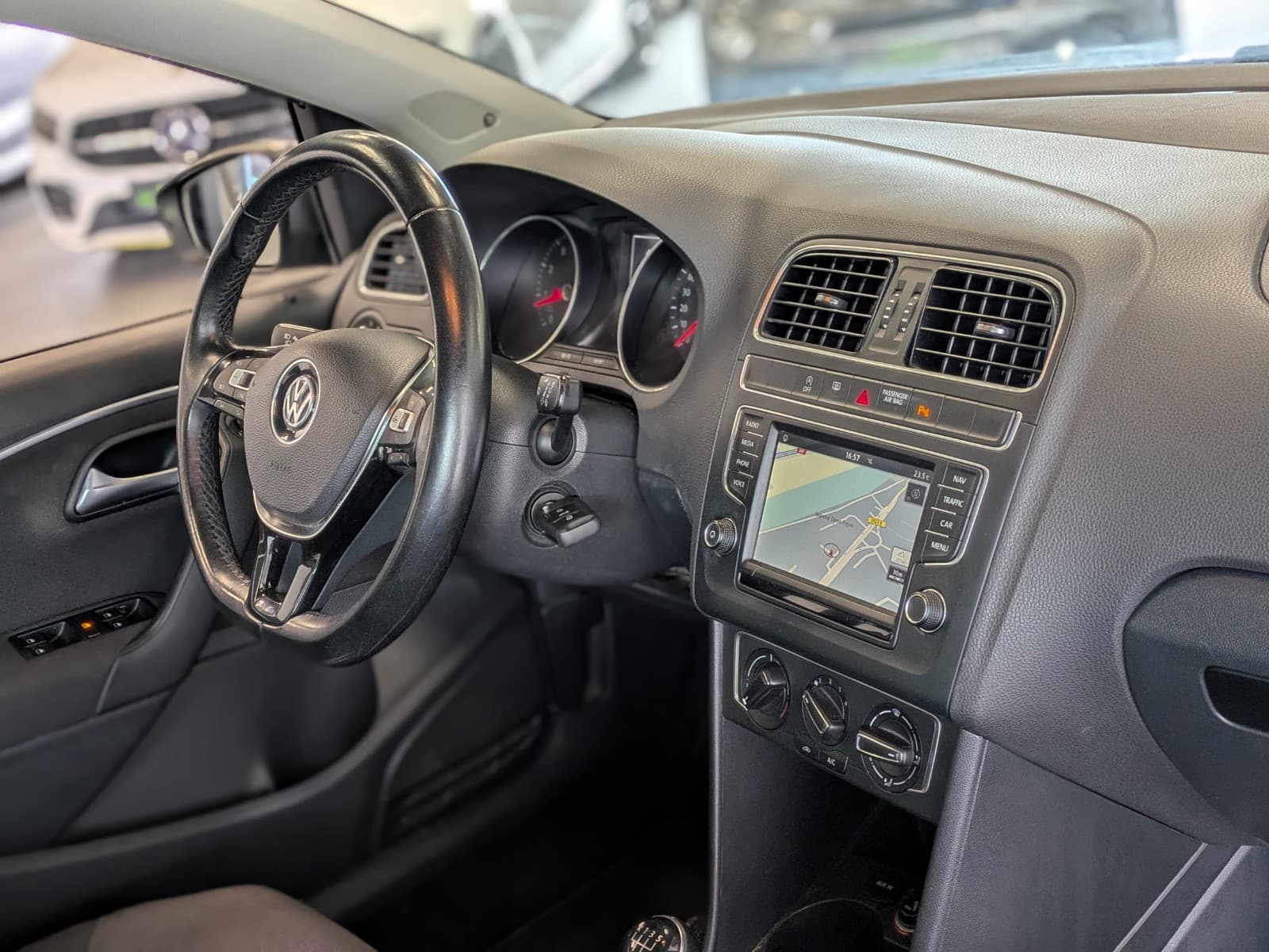 VOLKSWAGEN POLO 1.2 TSI 90cv BMT Confortline / 5 Portes / GPS / CarPlay — photo 6