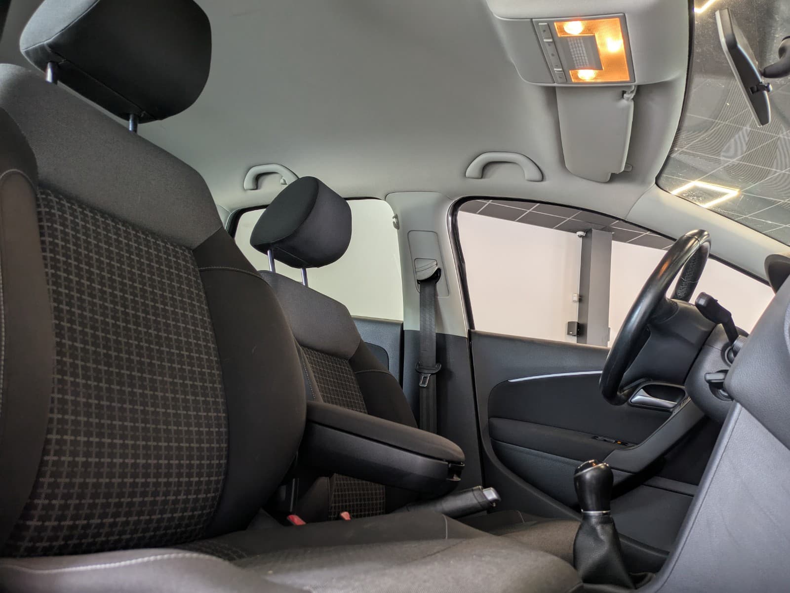 VOLKSWAGEN POLO 1.2 TSI 90cv BMT Confortline / 5 Portes / GPS / CarPlay — photo 5
