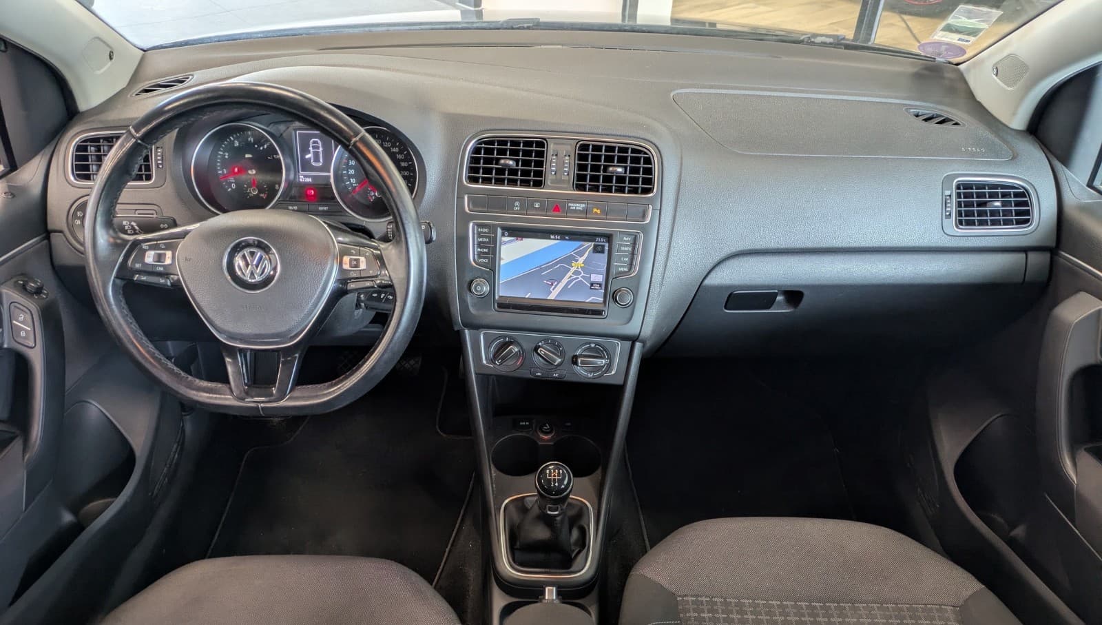 VOLKSWAGEN POLO 1.2 TSI 90cv BMT Confortline / 5 Portes / GPS / CarPlay — photo 3