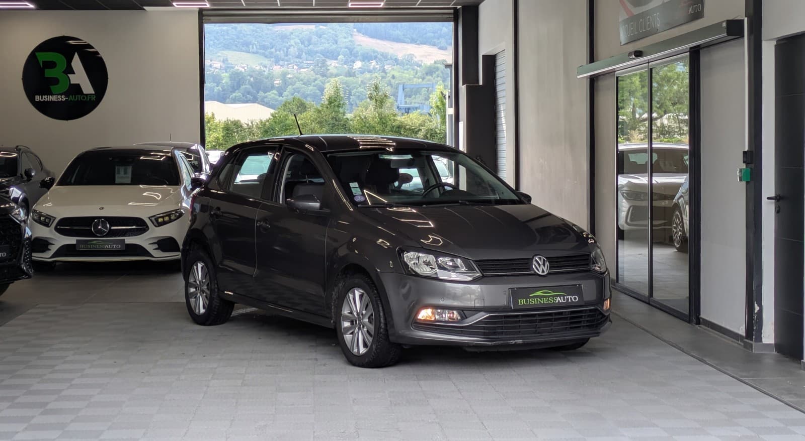 VOLKSWAGEN POLO 1.2 TSI 90cv BMT Confortline / 5 Portes / GPS / CarPlay — photo 2