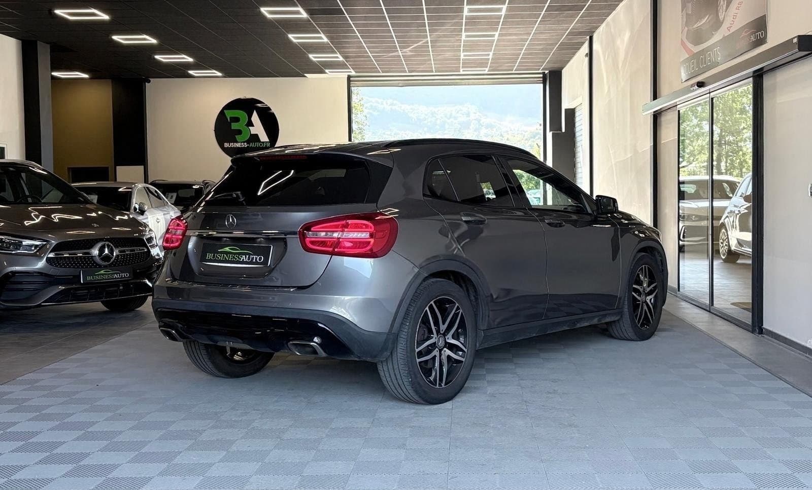 MERCEDES CLASSE GLA 250 4-Matic 211cv Sensation 7-G DCT / Camera / GPS / Crit'Air 1 — photo 5