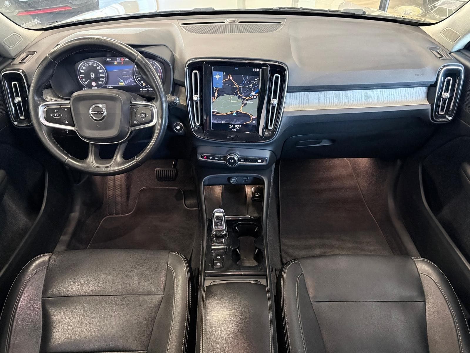 VOLVO XC40 D4 AWD AdBlue 190 ch Geartronic 8 Inscription — photo 3