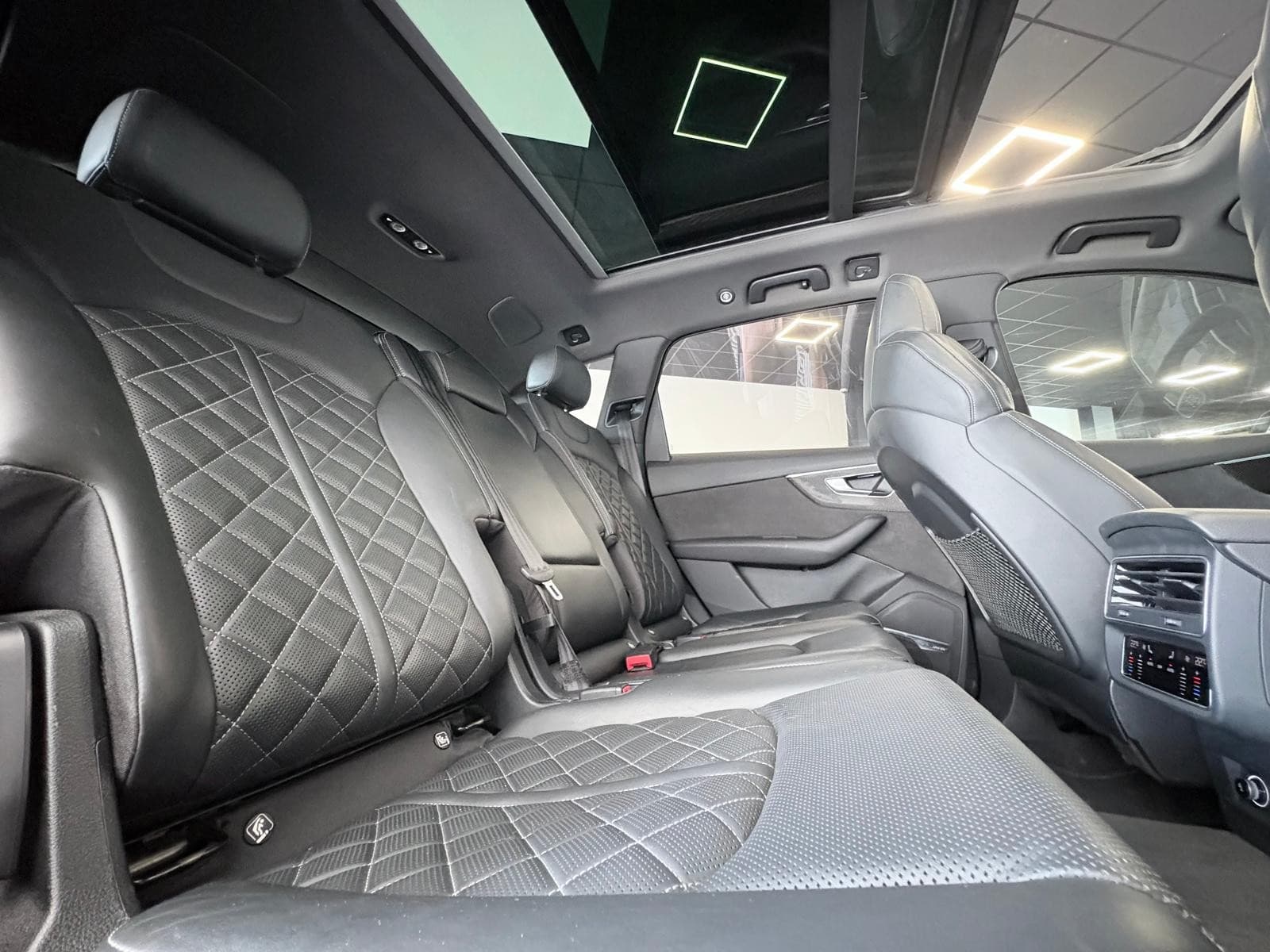 AUDI SQ7 4.0 TDI 435cv Tiptronic 8 Quattro 7 Places / Carbone / Toit Ouvrant / Bose / Sièges Ventilés / TVA — photo 5