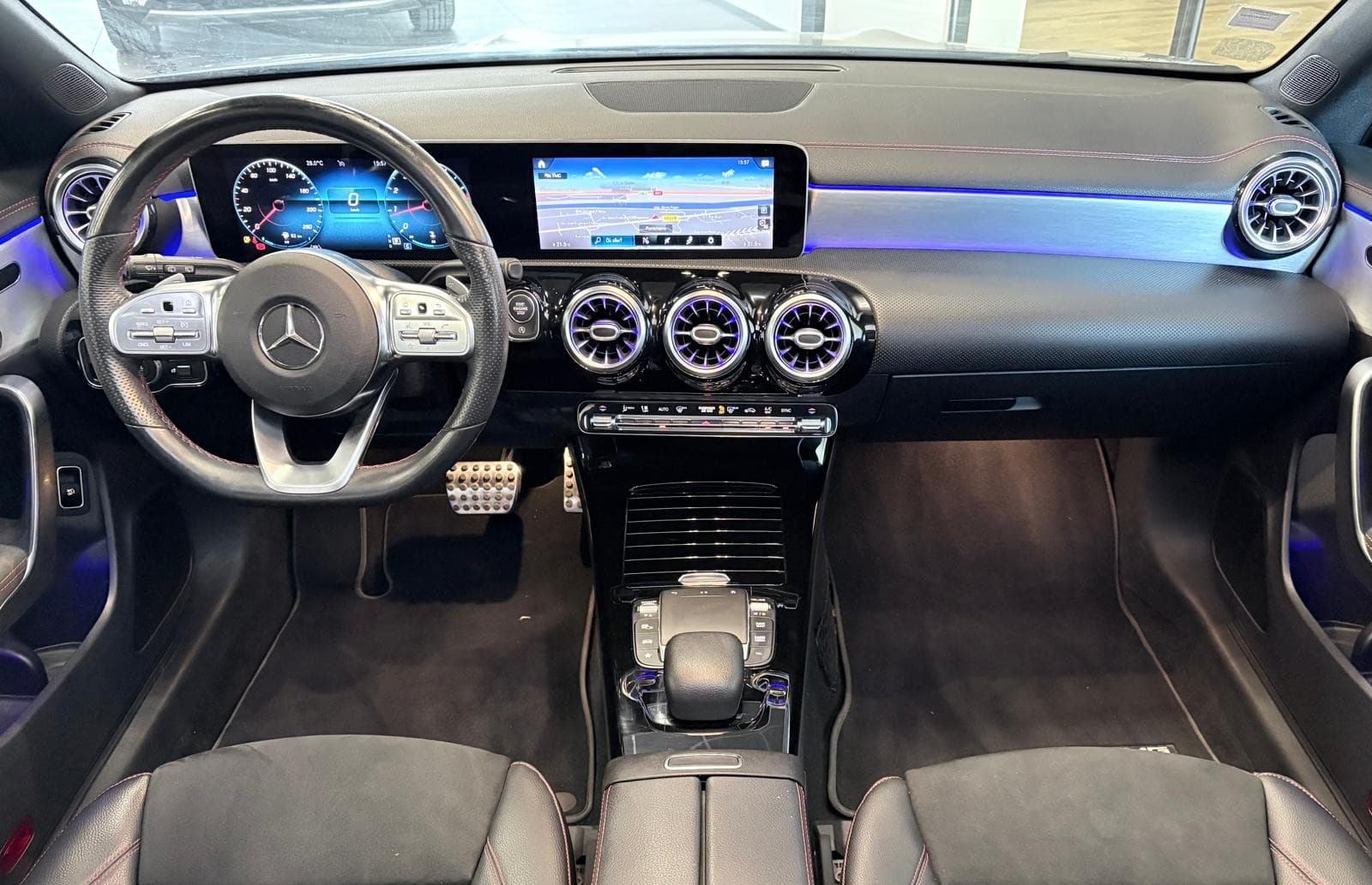 MERCEDES CLA SHOOTING BRAKE 200 163cv 7G-DCT AMG Line / Toit Ouvrant / GPS / Camera / CarPlay — photo 3
